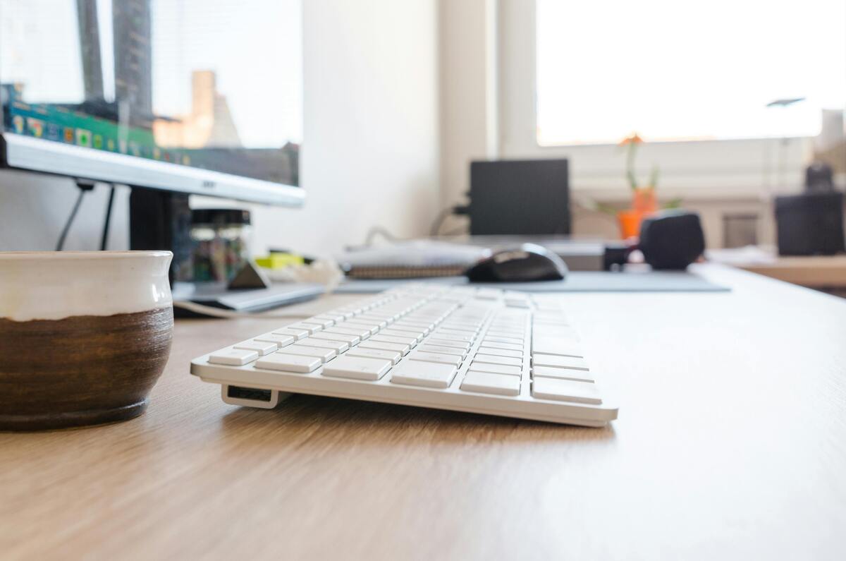 Un Temporary Communication Manager svolge un ruolo cruciale all'interno di un'azienda, specialmente quando questa necessita di competenze specifiche in comunicazione per un periodo limitato o per un progetto specifico. Ecco alcune delle funzioni principali che un temporary communication manager può svolgere per un'azienda: Definizione e Implementazione di Strategie di Comunicazione: Elabora e mette in atto strategie di comunicazione efficaci per migliorare la visibilità dell'azienda, rafforzare la brand identity e raggiungere specifici obiettivi di business. Gestione delle Crisi: Fornisce competenze specialistiche nella gestione delle comunicazioni in situazioni di crisi, contribuendo a mitigare potenziali danni alla reputazione dell'azienda. Ottimizzazione dei Canali di Comunicazione: Valuta e ottimizza i canali di comunicazione esistenti (siti web, social media, newsletter, ecc.) per massimizzare l'efficacia del messaggio aziendale. Formazione del Team Interno: Può avere un ruolo formativo, trasferendo competenze e conoscenze al team di comunicazione interno dell'azienda, per garantire una gestione efficace anche dopo la conclusione del suo incarico. Analisi e Reporting: Effettua analisi regolari sull'efficacia delle strategie di comunicazione implementate, fornendo report dettagliati e suggerimenti per miglioramenti futuri. Gestione degli Eventi e delle Relazioni Pubbliche: Organizza eventi, gestisce le relazioni pubbliche e coopera con i media per promuovere l'immagine aziendale in maniera positiva e coerente. Lancio di Nuovi Prodotti o Servizi: Assiste l'azienda nel lancio di nuovi prodotti o servizi, assicurando che la comunicazione sia chiara, convincente e allineata con la strategia di marca. Adattabilità e Innovazione: Si adatta rapidamente al contesto aziendale e propone soluzioni innovative per affrontare sfide specifiche nel campo della comunicazione. temporary communication manager